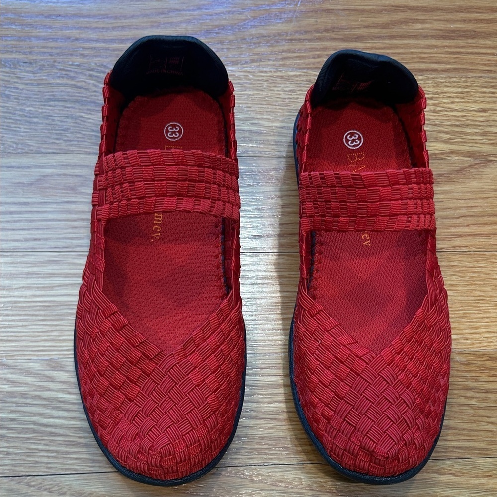 bernie mev. Kids woven Mary Jane slip on little Red Dress Shoes 1.5-2 kids new
